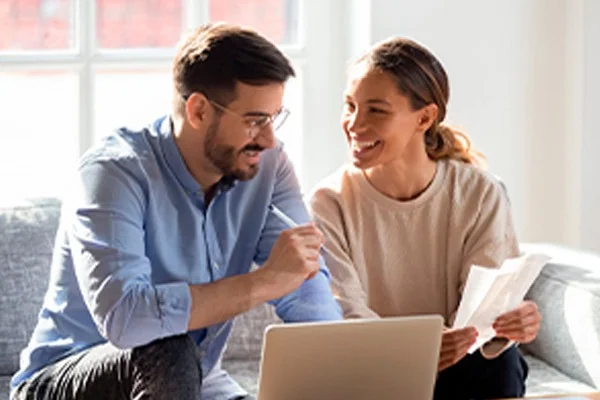 personas hablando sobre sus ahorros