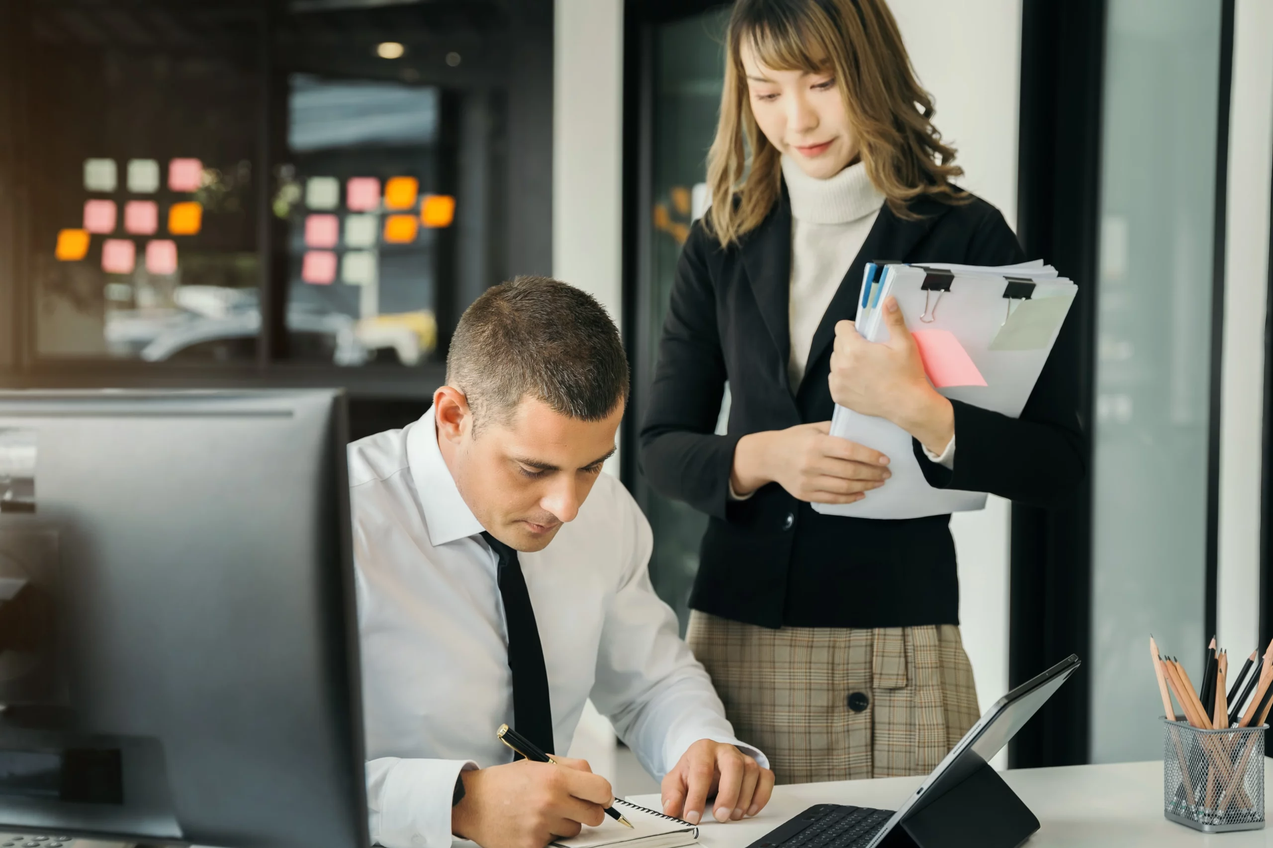 mujer en oficina supervisando a otro trabajador