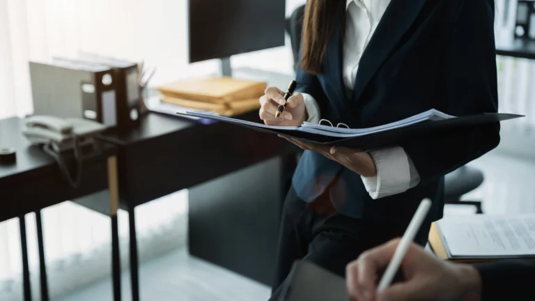 Mujer escribiendo un informe en una oficina